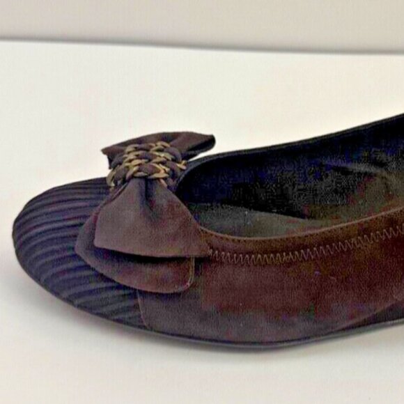 STUART WEITZMAN Women’s 9 Dark Brown Suede Pleated Gold Bow Wedge Heel Shoes - Picture 5 of 16